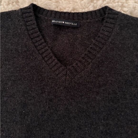 Brandy Melville Gray V-Neck Sweater Great Condition Non Smoking One Size - Picture 3 of 10